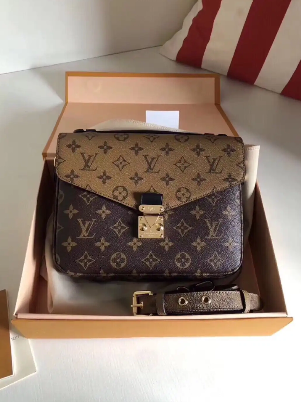 POCHETTE Vuitton METIS Louis 0322